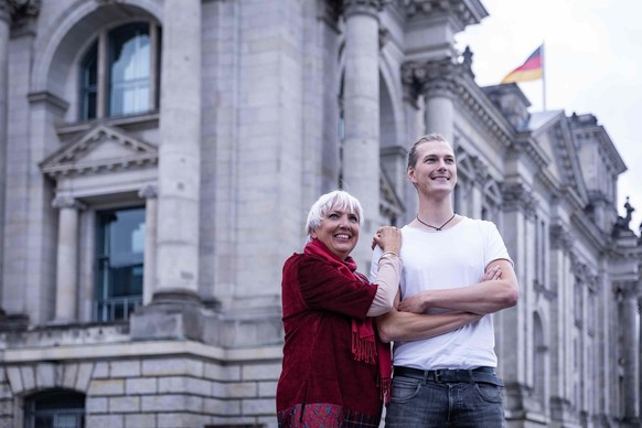 Claudia Roth und Georg Kurz vor dem Reichstagsgebäude 