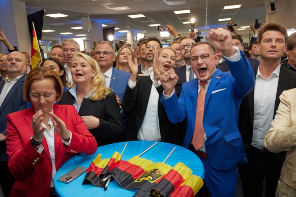 09.06.2024, Berlin: Alice Weidel (M) und Tino Chrupalla (Mitte r), beide AfD-Bundesvorsitzende, jubeln in der AfD-Parteizentrale bei der Prognose zur Europawahl. Die Europawahl begann am 6. Juni und i ...