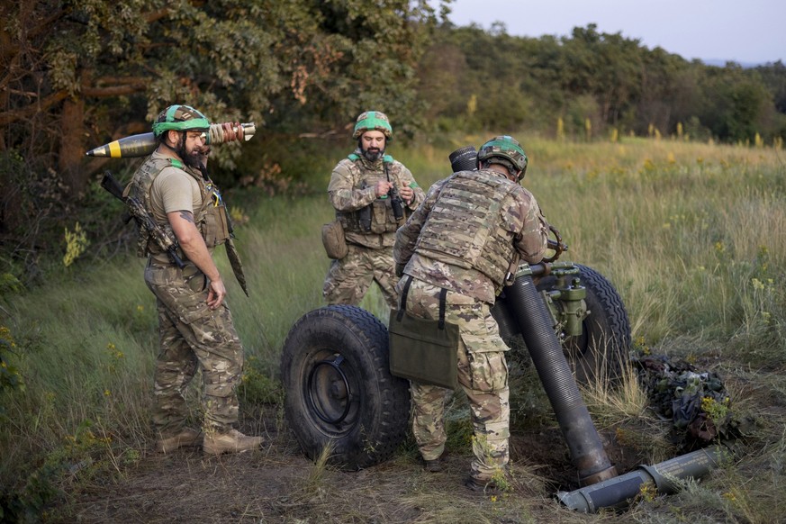 02.07.2023, Ukraine, Bachmut: Ukrainische Soldaten der 3. Angriffsbrigade zielen mit einer Haubitze 122 Millimeter, bevor sie auf russische Stellungen an der Frontlinie feuern. Foto: Alex Babenko/AP/d ...