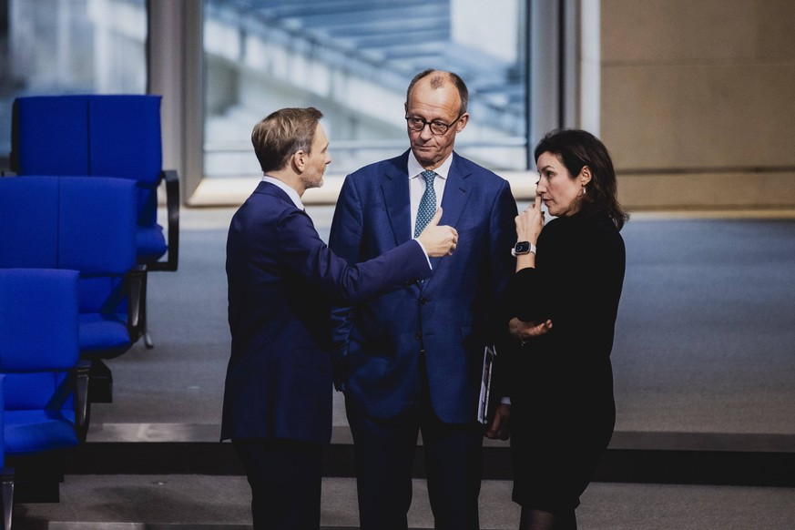 L-R Christian Lindner FDP, Bundesminister der Finanzen, Friedrich Merz, CDU-Parteivorsitzender, und Dorothee Baer, MdB CSU, aufgenommen im Rahmen einer Sitzung des Deutschen Bundestages in Berlin, 13. ...