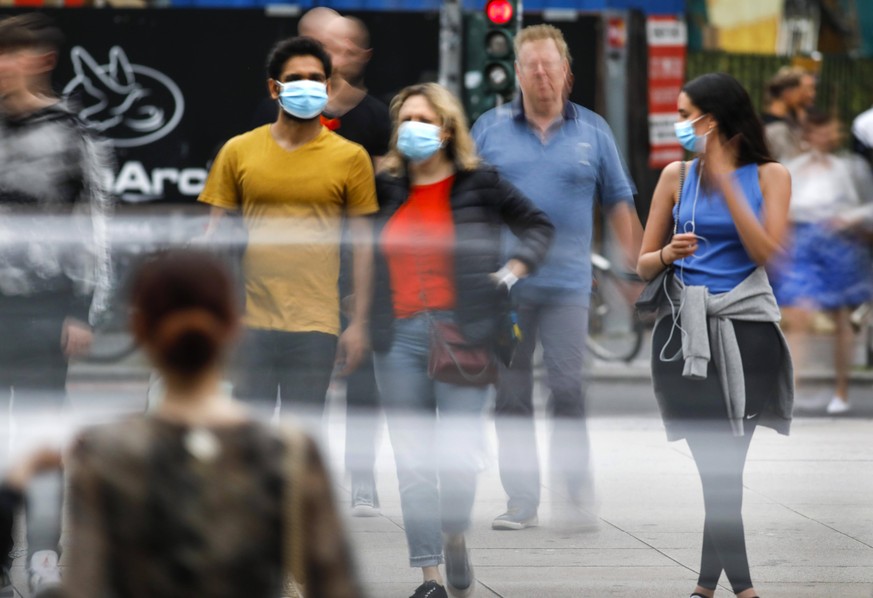 Ein Anblick, an den wir uns gewöhnen werden müssen: Menschen mit Mund-Nase-Schutz in der Öffentlichkeit.
