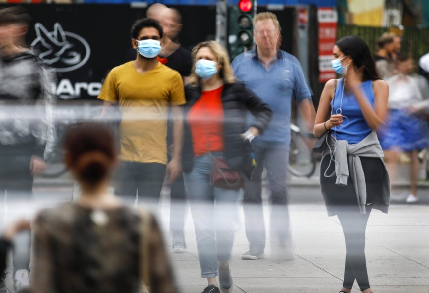 Coronavirus - Alltag nach Lockerungen Berlin, DEU, 22.05.2020 - Dichtes Gedraenge rund um den Alexanderplatz. Menschen mit Masken. Schwierig die Abstandsregel einzuhalten. Nicht anstecken. Deutschland ...