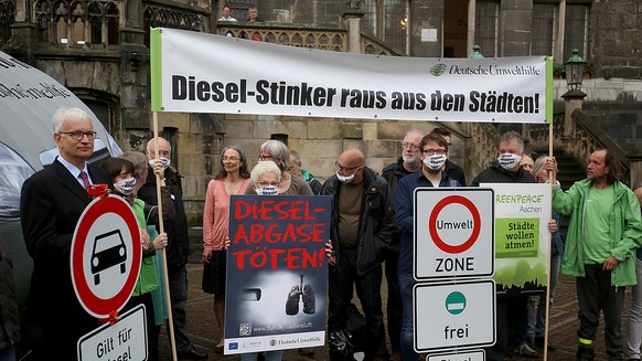 Vertreter verschiedener Interessengruppen demonstrieren für ein Dieselfahrverbot in Aachen. Die Umwelthilfe klagt in Aachen für die Einhaltung des Grenzwerts für Stickstoffdioxid.