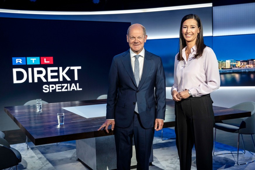 HANDOUT - 16.05.2022, Berlin: Moderatorin Pinar Atalay begr��t Bundeskanzler Olaf Scholz (SPD) bei &quot;RTL Direkt Spezial mit Olaf Scholz - Kann der Kanzler Krise?&quot; Foto: Andreas Friese/RTL/dpa ...