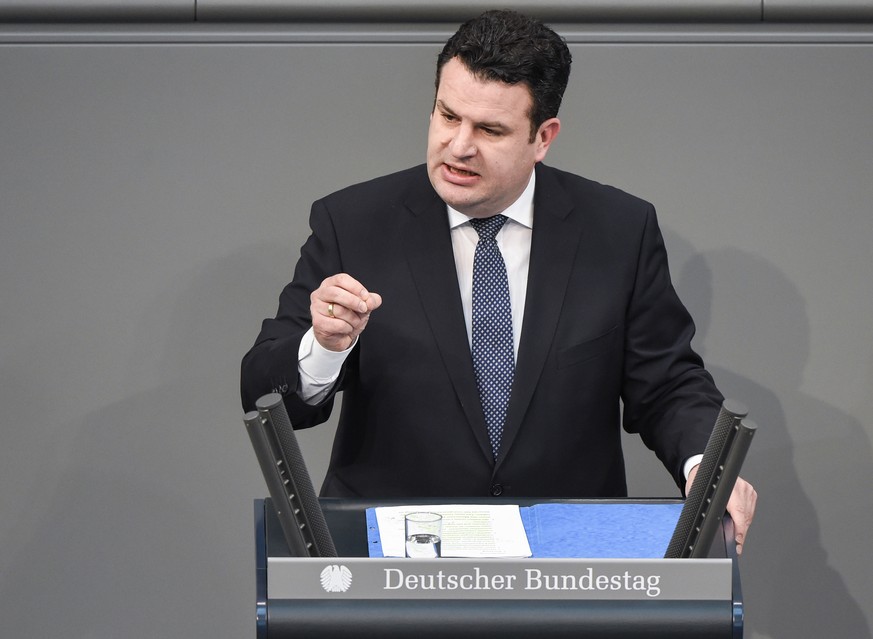 22.03.2018, Berlin: Hubertus Heil (SPD), Arbeitsminister, spricht im Deutschen Bundestag zu den Abgeordneten. Thema ist Arbeit und Soziales. Foto: Christophe Gateau/dpa +++(c) dpa - Bildfunk+++ | Verw ...