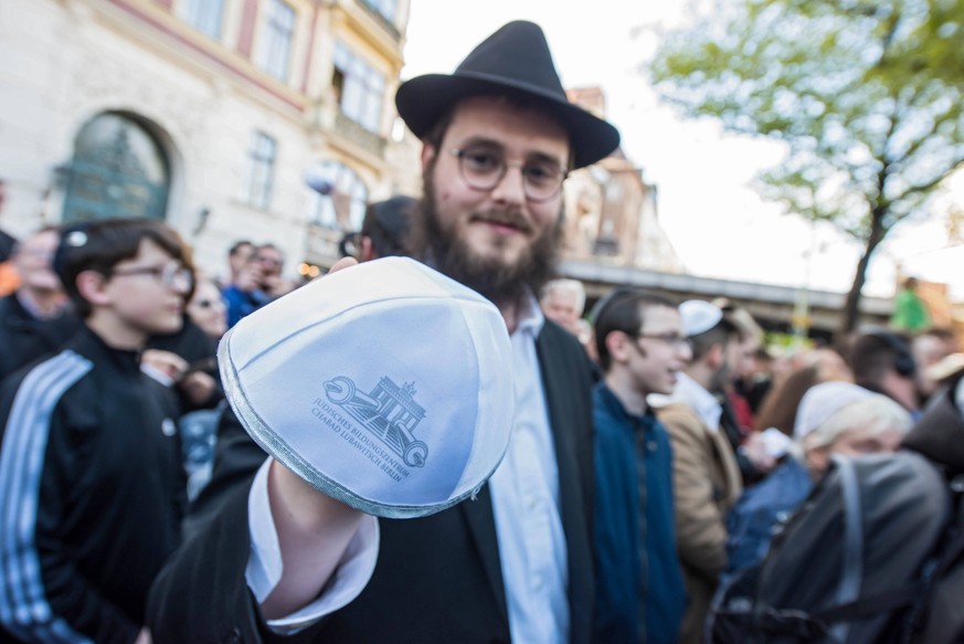 In mehreren deutschen Staedten fanden am Mittwoch (25.04.18) Solidaritaetsaktionen fuer juedische Mitbuerger statt, wie hier am Abend in Berlin unter dem Motto Berlin traegt Kippa . Die Teilnehmer der ...