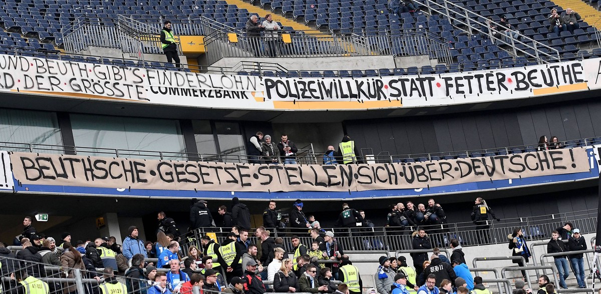 "Polizeiwillkür statt fetter Beuthe", "Beutsche Gesetze stellen sich über Deutsche!"
