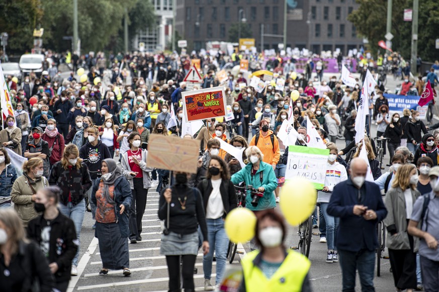 04.09.2021, Berlin: Teilnehmer laufen auf der Demonstration des Bündnisses Unteilbar mit dem Motto «Für eine offene und solidarische Gesellschaft» durch Berlin-Mitte. Zu den Unterzeichnern des Aufrufs ...