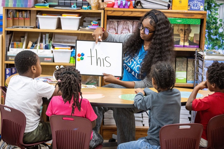 February 5, 2024: Taylar Morgan works with her kindergarten students on their reading skills at Kimberly Elementary School Tuesday, Dec. 5, 2023. - ZUMAm67_ 20240205_zaf_m67_035 Copyright: xStevexScha ...