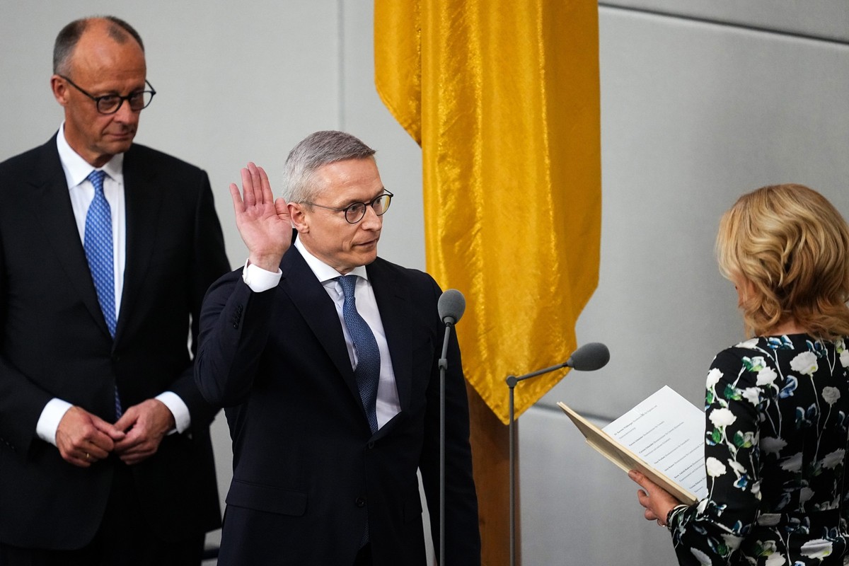 06.05.2025, Berlin: Karsten Wildberger (parteilos), Bundesminister f�r Digitalisierung und Staatsmodernisierung, legt im Beisein von Bundeskanzler Friedrich Merz (CDU) vor Bundestagspr�sidentin Julia  ...