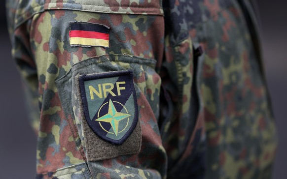 Ein Soldat des Logistikbataillons 171 des Bundeswehr trägt ein Abzeichen der Eingreiftruppe NATO Response Force (NRF). Südlich von Magdeburg bereiten sich Logistiker auf die Unterstützung der schnelle ...