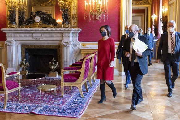 Annalena Baerbock, Bundesaussenministerin, startet zu ihrer ersten Auslandsreise nach Paris, Bruessel und Warschau. Hier bei einem Treffen mit dem Aussenminister von Frankreich, Jean-Yves Le Drian. 09 ...