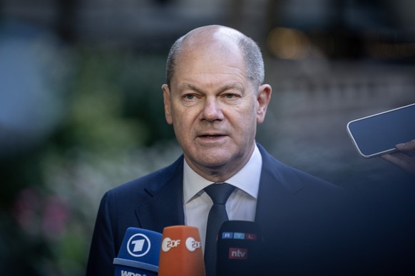 21.09.2022, USA, New York: Bundeskanzler Olaf Scholz (SPD), gibt im Bryant-Park ein Pressestatement. Scholz hält sich zur 77. Generaldebatte der UN-Vollversammlung, in New York auf, wo das Hauptthema  ...