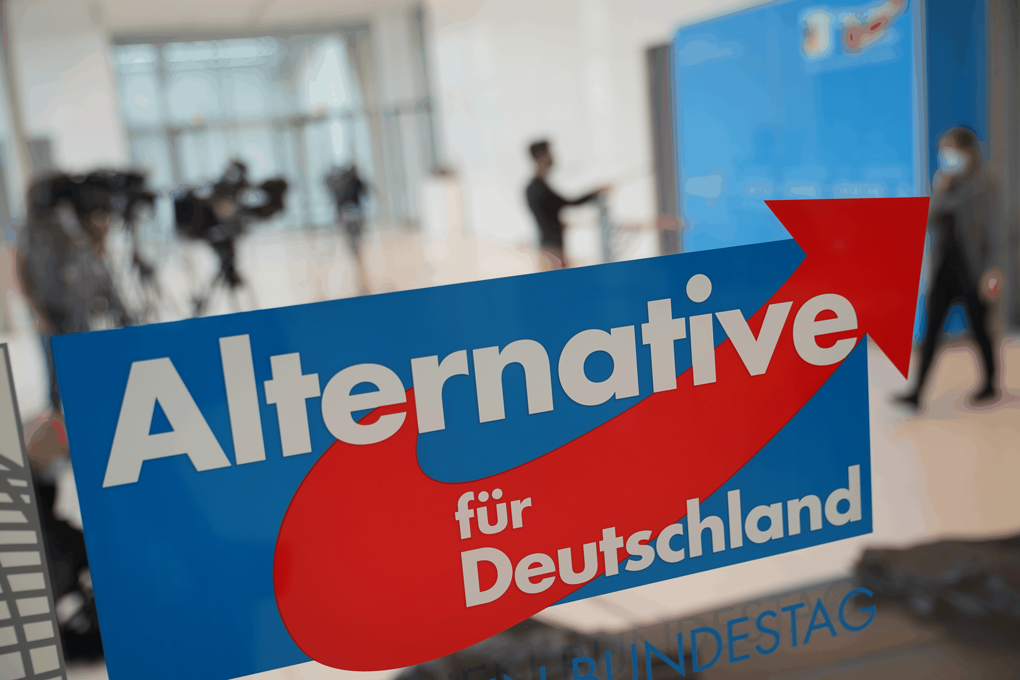 03.03.2021, Berlin: Das AfD Logo am Eingang zum Fraktionssaal der AfD im Deutschen Bundestag. Die AfD ist vom Verfassungsschutz als rechtsextremistischer Verdachtsfall eingestuft worden. Foto: Michael ...