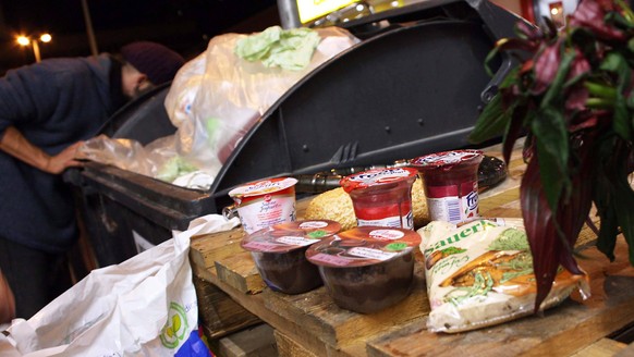 Lebensmittel aus Müllcontainern - Ausbeute beim nächtlichen Containern in Berlin