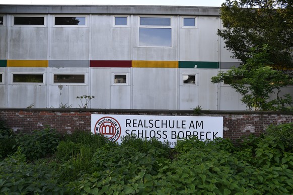 13.05.2022, Nordrhein-Westfalen, Essen: Blick auf die Realschule Am Schloss Borbeck, in der heute die Sch�ler mit Psychologen die Vorf�lle besprechen werden, nachdem die Polizei gestern ein Attentat a ...