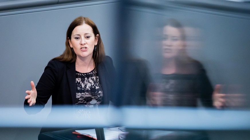 08.04.2022, Berlin: Janine Wissler, Mitglied des Deutschen Bundestages und Bundesvorsitzende der Partei Die Linke, spricht im Plenum des Deutschen Bundestages. Auf der Tagesordnung stehen unter andere ...