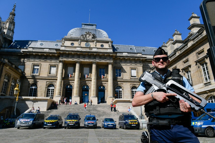 Fast 1000 Polizistinnen und Polizisten sichern das Verfahren in Paris. Der Justizpalast ist weiträumig abgesperrt und von Spezialkräften umringt.