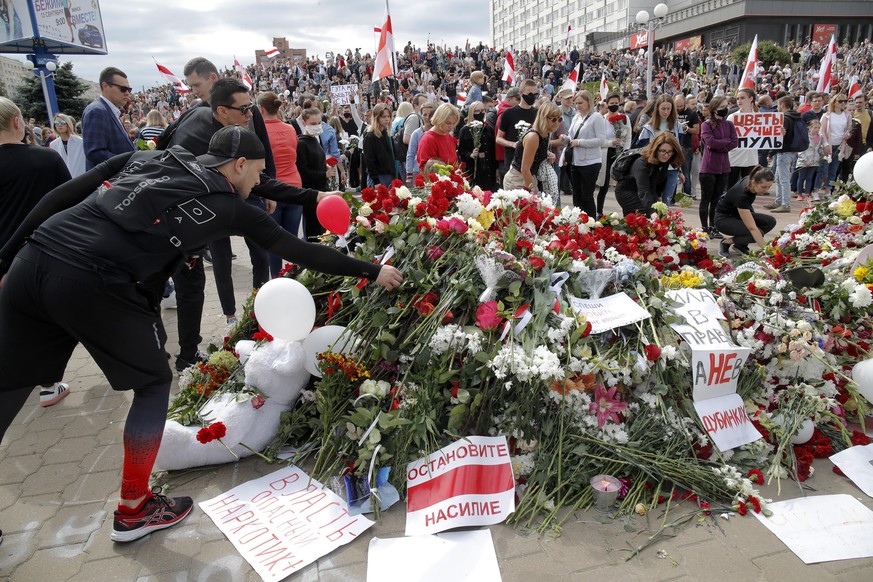 Minsk: Demonstranten legen am Ort, an dem ein Demonstrant getötet wurde, Blumen nieder. Zehntausende Menschen haben landesweit erneut gegen die mutmaßlich gefälschte Wiederwahl von Präsidenten Lukaschenko protestiert.
