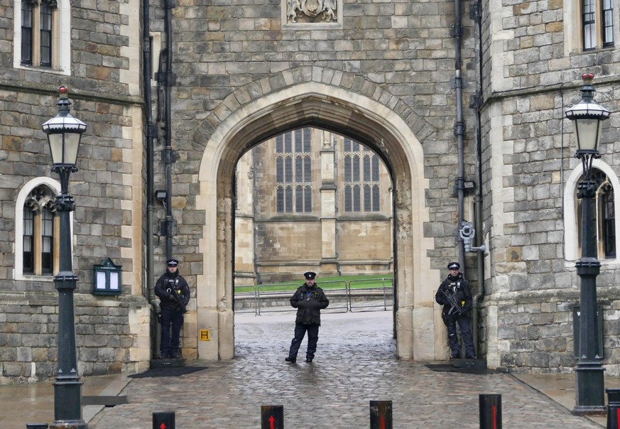 Armed police outside Windsor Castle on a rainy, misty Boxing Day., Credit:Geoffrey Swaine / Avalon