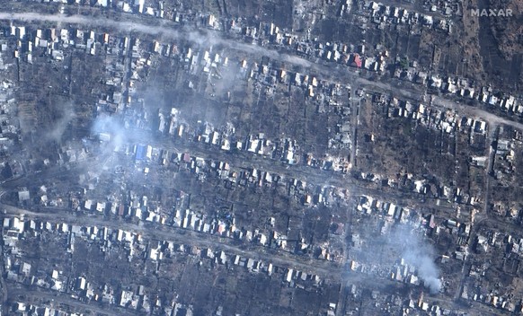 HANDOUT - 06.03.2023, Ukraine, Bachmut: Dieses von Maxar Technologies bereitgestellte Satellitenbild zeigt brennende und zerstörte Gebäude. Foto: -/Maxar Technologies/dpa - ACHTUNG: Nur zur redaktione ...