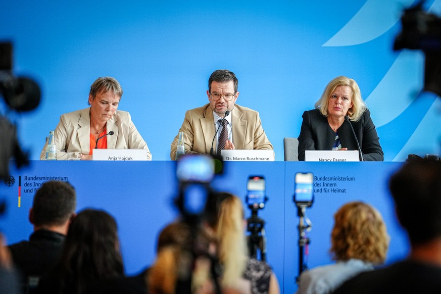 29.08.2024, Berlin: Nancy Faeser (SPD, r), Bundesministerin für Inneres und Heimat, Marco Buschmann (FDP), Bundesminister der Justiz, und Anja Hajduk (Bündnis 90/Die Grünen), Staatssekretärin im Bunde ...