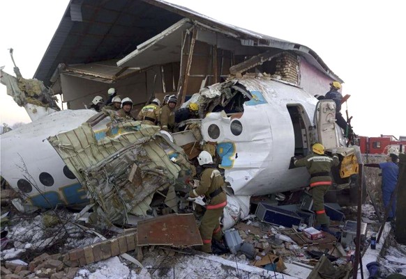 HANDOUT - 27.12.2019, Kasachstan, Almaty: Dieses vom kasachischen Ministerium f�r Notf�lle zur Verf�gung gestellte Foto zeigt Rettungskr�fte nach einem Flugzeugabsturz. Beim Absturz eines Passagierjet ...