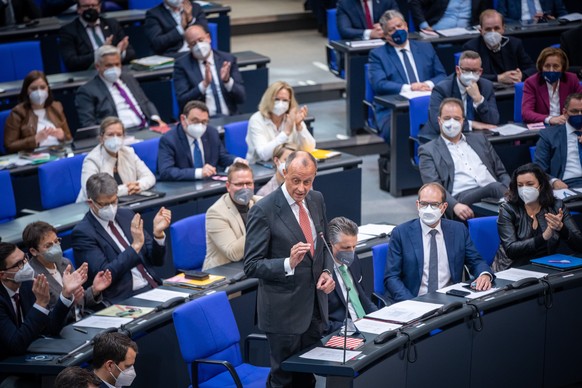 07.04.2022, Berlin: Friedrich Merz, CDU-Bundesvorsitzender, spricht aus der Unionsfraktion im Plenum im Bundestag. Der Deutsche Bundestag stimmt in der Sitzung �ber eine Impfpflicht gegen das Coronavi ...