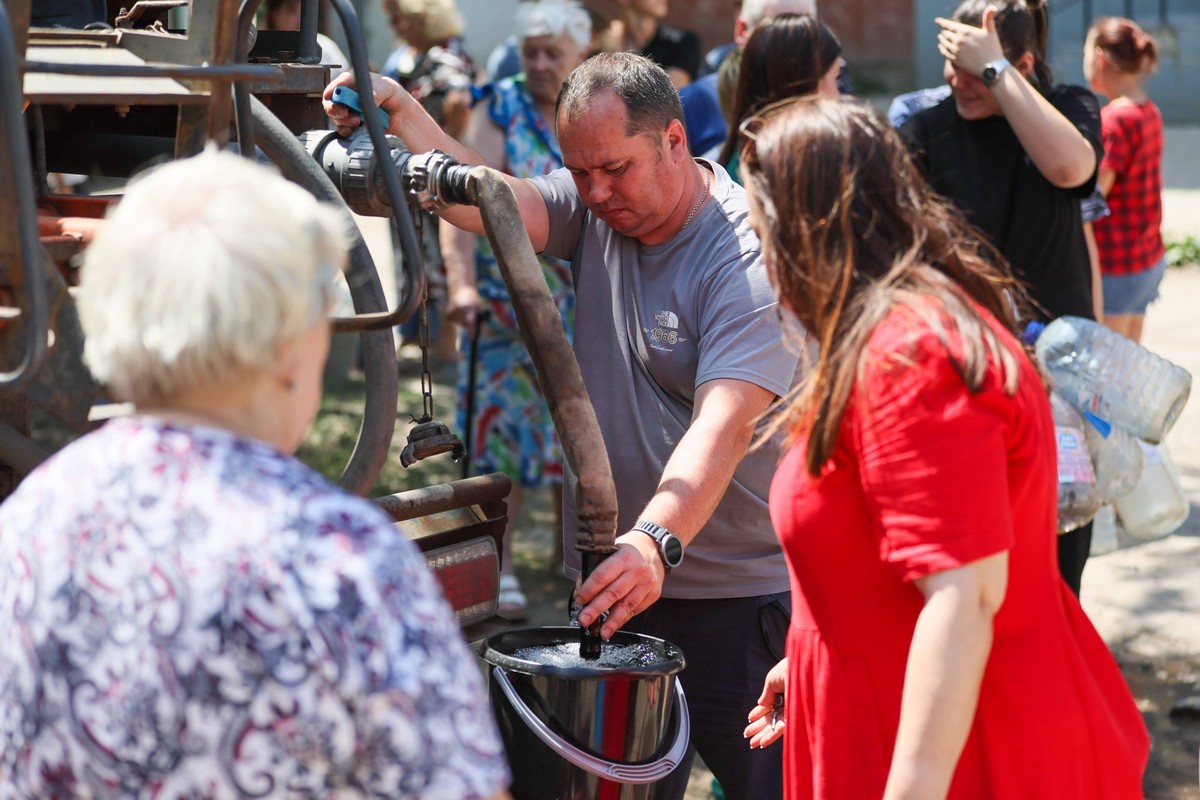 RUSSIA, DONETSK PEOPLE S REPUBLIC - JULY 30, 2025: Citizens queue to collect water from a tank truck in Chernogvardeisky District, Makeyevka, east of Donetsk. On July 18, the republic faced difficulti ...