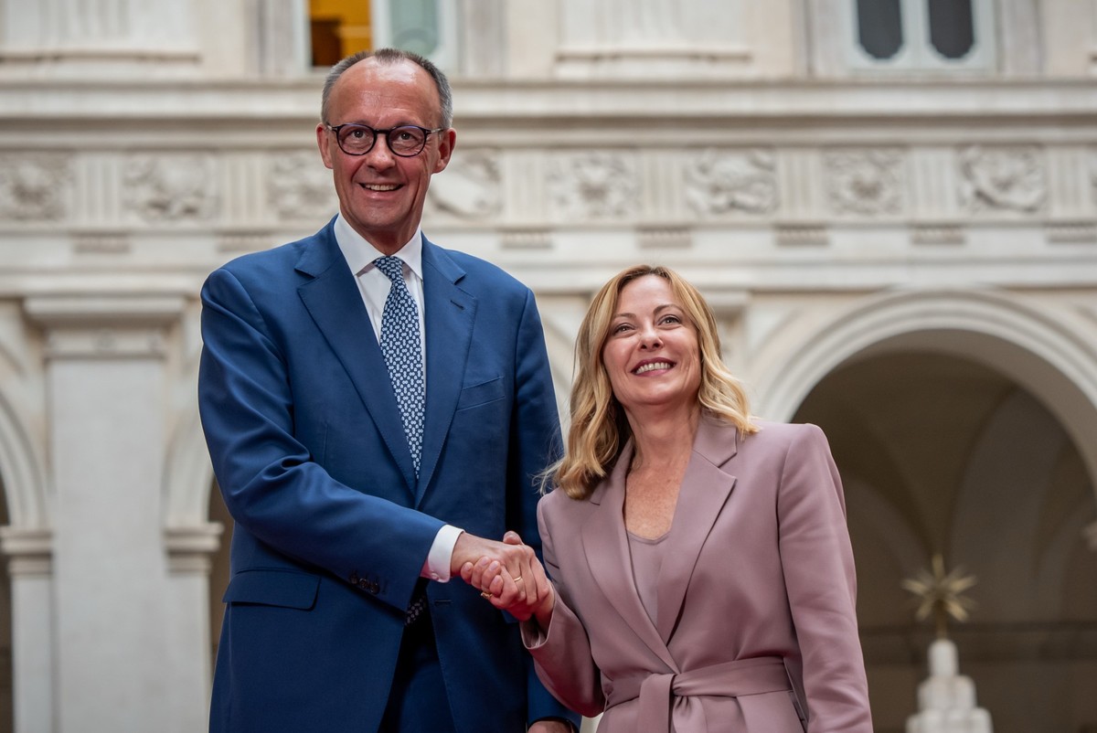 17.05.2025, Italien, Rom: Bundeskanzler Friedrich Merz (CDU) wird von Giorgia Meloni, Ministerpräsidentin von Italien, mit militärischen Ehren zu seinem Antrittsbesuch in Italien begrüsst. Kanzler Mer ...