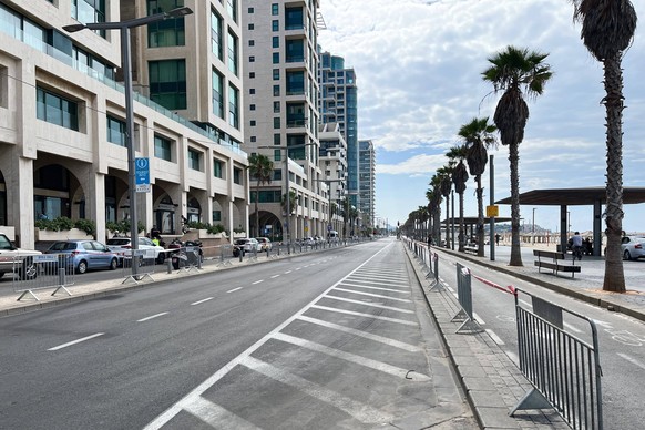 ISRAEL, TEL AVIV - OCTOBER 18, 2023: Crowd barriers block the city s street. Some of the streets have been closed in the central and southern parts of Tel Aviv in connection with US President Joe Bide ...