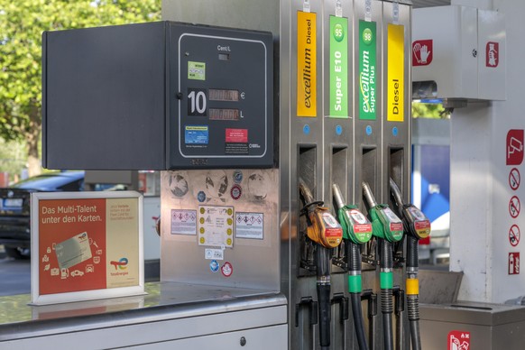 Die Sonne scheint auf eine Zapfsäule von Total. Trotz Tankrabbatt steigen die Dieselpreise weiter an. Benzin ist nur minimal günstiger geworden.