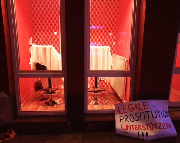 Sexy Aufstand, Reeperbahn, 28.07.20, Protest gegen Berufsverbot in der Herberrtstraße Hamburgf