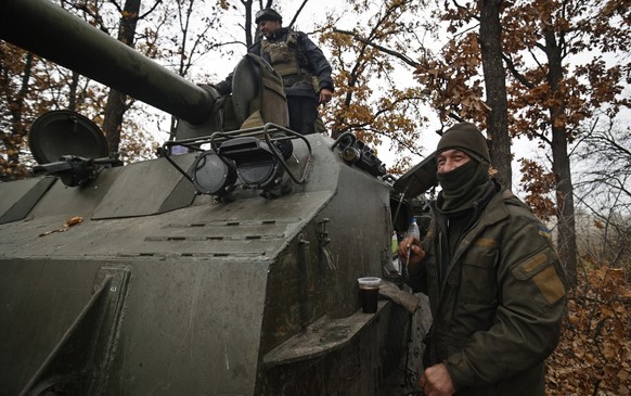 10.11.2022, Ukraine, Bakhmut: Die Besatzung eines Artilleriefahrzeugs macht eine Pause auf ihrer Position in der N�he von Bachmut, Region Donetsk, Ukraine. Foto: Roman Chop/AP/dpa +++ dpa-Bildfunk +++