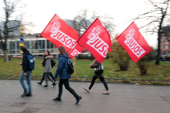 Juso-Mitglieder am Rande einer Fridays-for-Future-Demo im November 2019 in Frankfurt. 