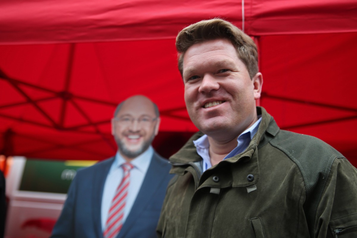 Munich: Leopoldcorso street life festival MP and candidate Florian Post (SPD). This weekend the Leopoldcorso street life festival takes place. Different political parties used for the election campaig ...