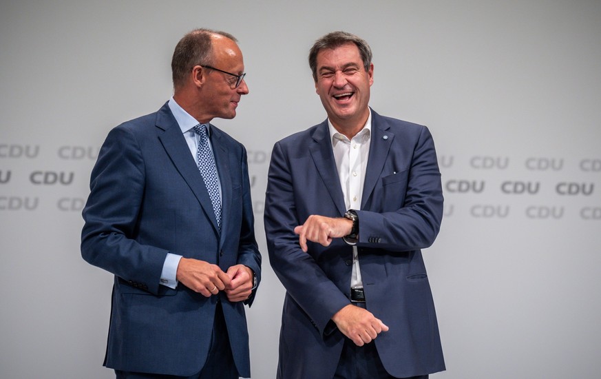 10.09.2022, Niedersachsen, Hannover: Markus Söder (CSU, r), Ministerpräsident von Bayern und CSU-Vorsitzender, spricht mit Friedrich Merz, CDU Bundesvorsitzender, beim Bundesparteitag der CDU. Beim zw ...