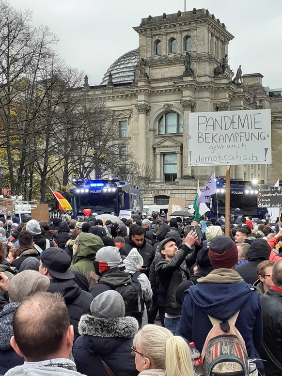 Bei der Absperrung zwischen Reichstagsgebäude und Brandenburger Tor fahren die Wasserwerfer vor.