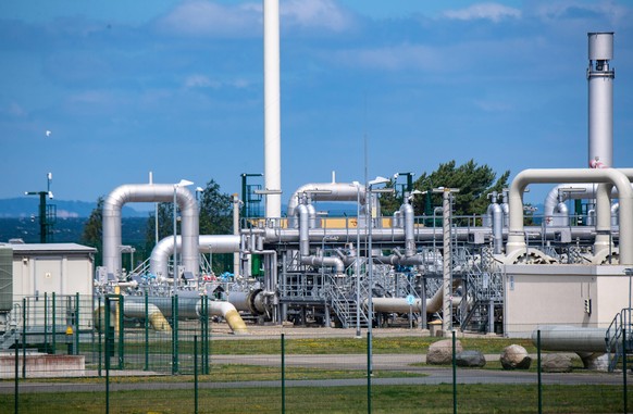 Blick auf Rohrsysteme und Absperrvorrichtungen in der Gasempfangsstation der Ostseepipeline Nord Stream 1 und der Übernahmestation der Ferngasleitung OPAL (Ostsee-Pipeline-Anbindungsleitung). In Lubmi ...