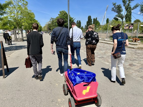 Mit einem Bollerwagen unterwegs: die JuLis und FDP-Europaabgeordneter Moritz Körner.