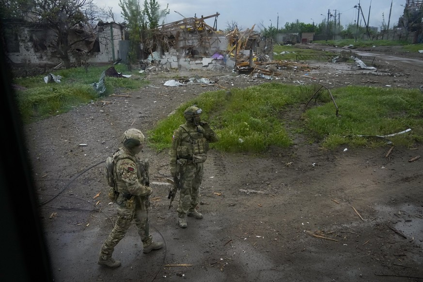 18.05.2022, Ukraine, Mariupol: Russische Soldaten gehen w