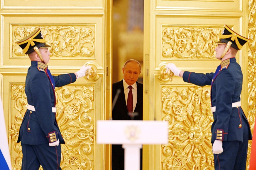 News Bilder des Tages MOSCOW, RUSSIA - SEPTEMBER 20, 2022: Russia s President Vladimir Putin C arrives for a ceremony to accept credentials from 24 foreign ambassadors at St Alexander s Hall of the Gr ...
