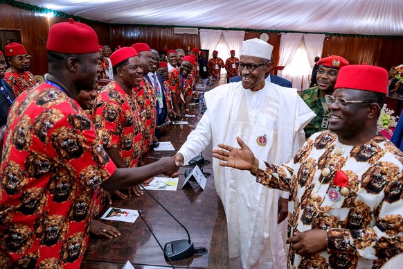 In weiß in der Mitte: Präsident Muhammadu Buhari – oder doch sein sudanesischer Doppelgänger?