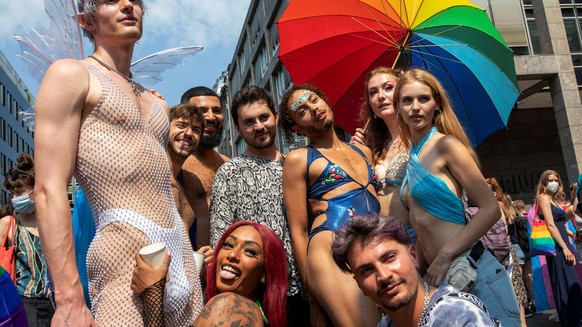 Maskenlose Teilnehmer des Christopher Street Days am 24. Juli in Berlin.