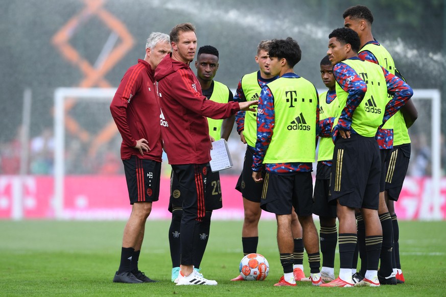 Fußball 1. Bundesliga Testspiel 1. FC Köln - FC Bayern München am 17.07.2021 in der MS Technologie Arena in Villingen Julian Nagelsmann ( Trainer / Cheftrainer München ), links mit Ansprache DFL regul ...