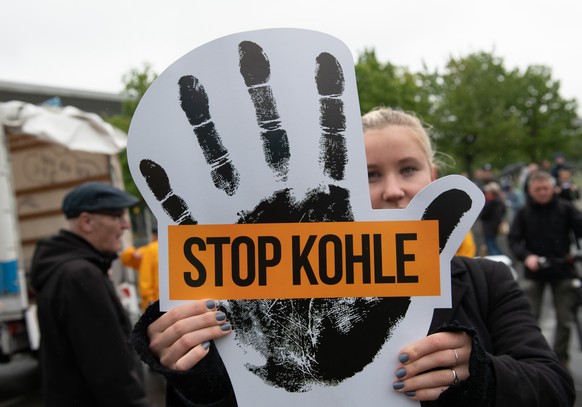 "Stop Kohle" steht auf dem Plakat von Larah (23) bei einer Demonstration für den Kohleausstieg. Ein Bündnis von Umweltverbänden hatte zu der Veranstaltung aufgerufen.