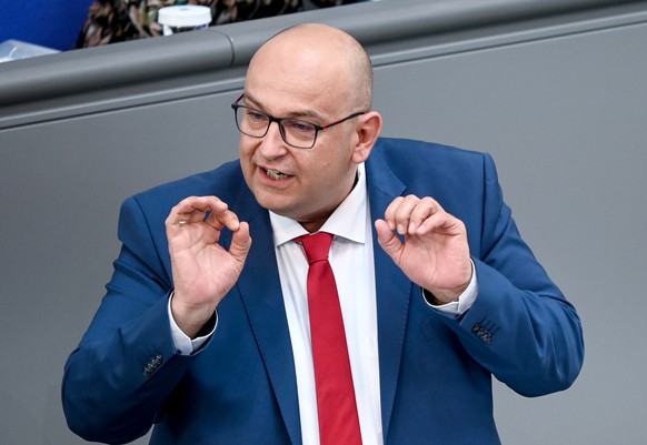 ARCHIV - 11.05.2022, Berlin: Stephan Protschka (AfD) spricht bei der 33. Sitzung des Bundestags zu den Abgeordneten. (zu dpa &quot;Bundestag hebt Immunit