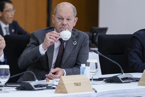 20.05.2023, Japan, Hiroschima: Bundeskanzler Olaf Scholz (SPD), trinkt Tee während er gemeinsam mit anderen Staats- und Regierungschefs der G7-Staaten an einer Veranstaltung zum Thema globale Infrastr ...