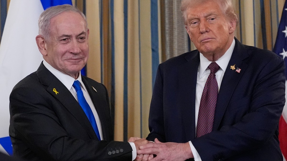 29.09.2025, USA, Washington: Israels Ministerpräsident Benjamin Netanjahu schüttelt US-Präsident Donald Trump nach einer Pressekonferenz im State Dining Room des Weißen Hauses die Hand. Foto: Alex Bra ...