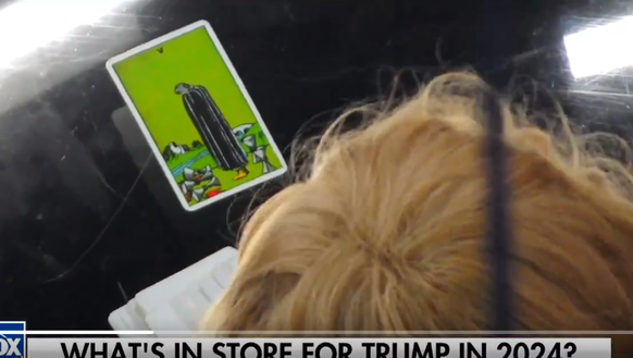Die Tarotkarte für Donald Trump zeigt eine Figur mit einem schwarzen Umhang.